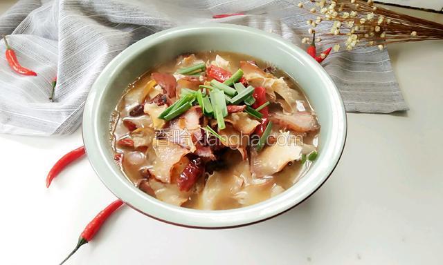 洒上蒜叶就可以开吃了哦！