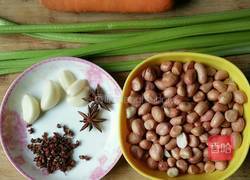 芹菜拌花生米的做法图解1