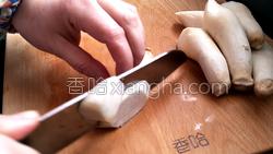 肉丝炒双菌的做法图解3