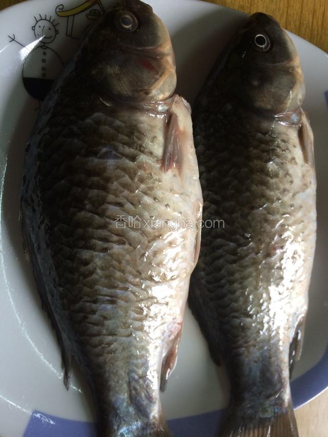 首先把鱼洗干净，沥干水分，放入盘子，加入盐和料酒等调味料，在鱼身搓均匀，腌制15分钟