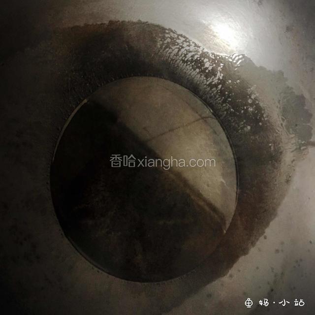 锅中倒入适量的油，烧热后均匀的淋在茄子上即可食用。