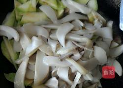 杏鲍菇角瓜炒肉的做法图解8