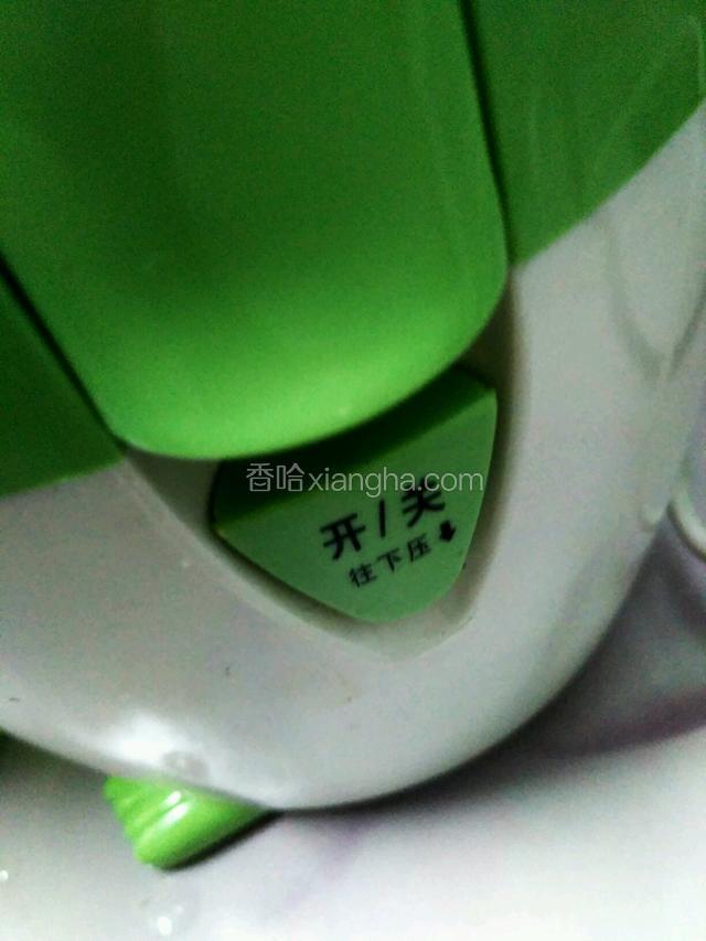通电，按下开关，半分钟，清香的梨汁就完成了。记得去掉浮沫。我是用筷子篦的。