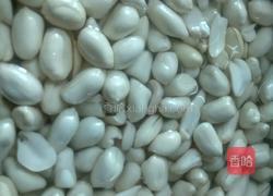 芹菜凉拌花生米的做法图解1