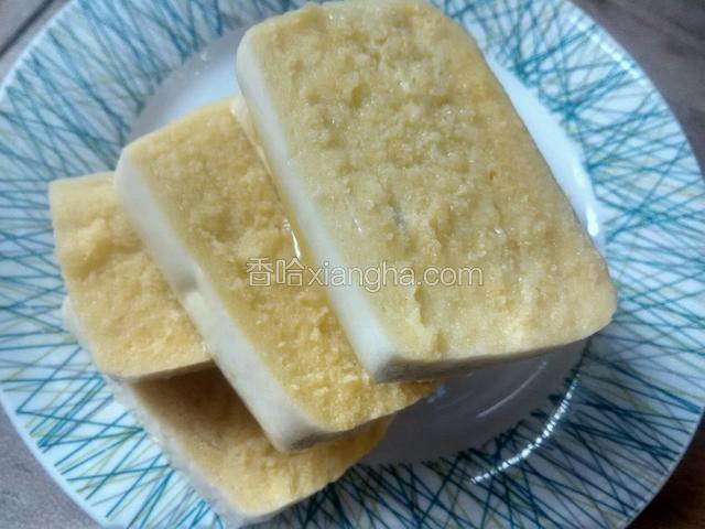 把馒头片两面都蘸上蛋液