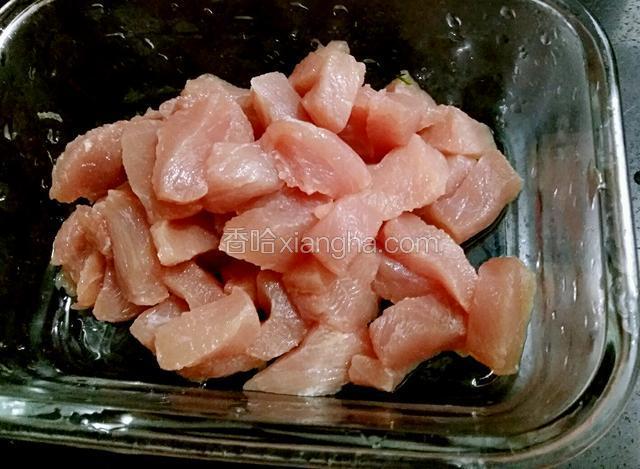 里脊肉也切拇指大小，放入碗里。