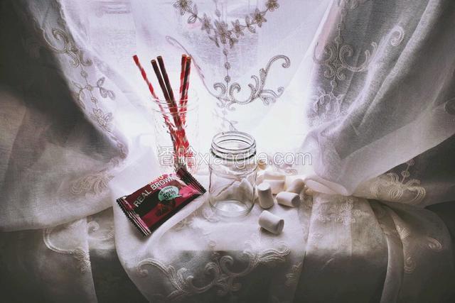 准备原料 摆三个杯子
(我少放了一个 亲们明白意思就好哈)

一杯不用放任何东西

一杯内放肉桂粉2g

一杯放可可粉8g 椰子油5g 肉桂粉1g