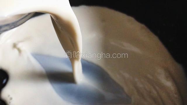 将原味奶茶所有原料放入奶锅中 小火边搅拌边煮3分钟