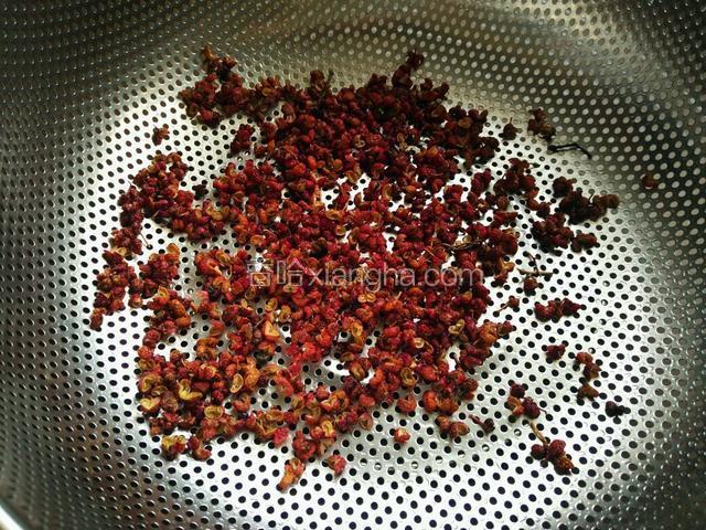 花椒先用清水泡一会儿(忘拍了)，除去灰尘，然后过滤去水分，并擦干。