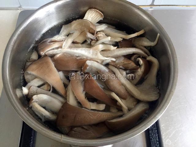 平菇撕小块，下锅焯熟捞出。