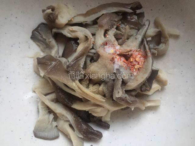 沥干水分，放入辣椒粉、胡椒粉和盐调味。