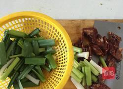 青蒜炒腊肠的做法图解1