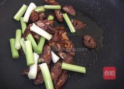 青蒜炒腊肠的做法图解2