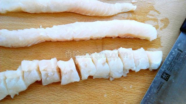 龙利鱼解冻后，长切成四份，再切两公分左右的块