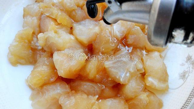 腌好的鱼肉里加点油，抓匀