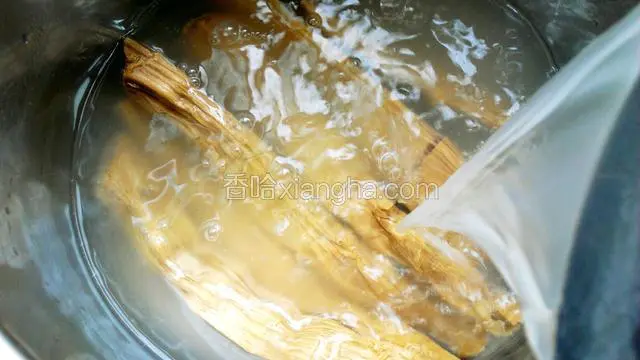 24小时换次水（天热就要勤换几次了）