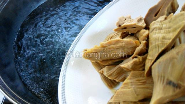 锅里水烧开，放入笋干，小火煮40分钟，捞出备用
