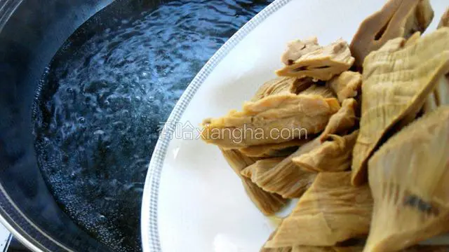 锅里水烧开，放入笋干，小火煮40分钟，捞出备用