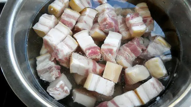 五花肉凉水下锅，煮开即捞出，并冲洗干净