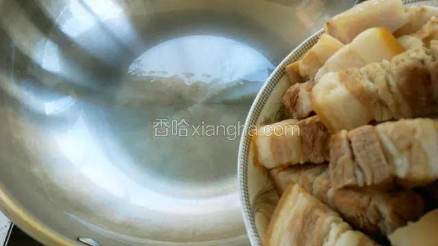 锅里油不用多，能沾满锅底即可，油温六成热，放入肉块煸炒