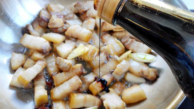 加老抽提色，翻炒均匀