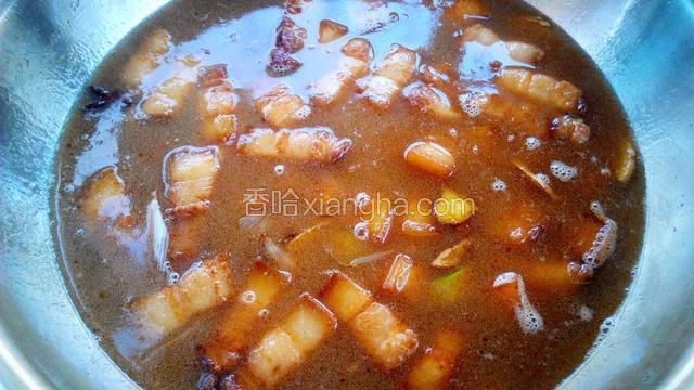 水量没过肉块即可，大火煮开转小火，炖二十分钟
