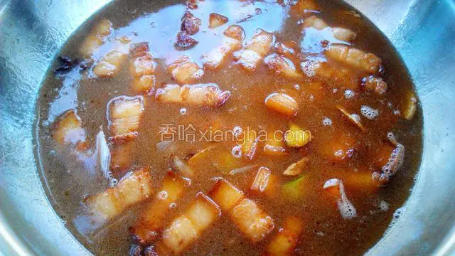 水量没过肉块即可，大火煮开转小火，炖二十分钟