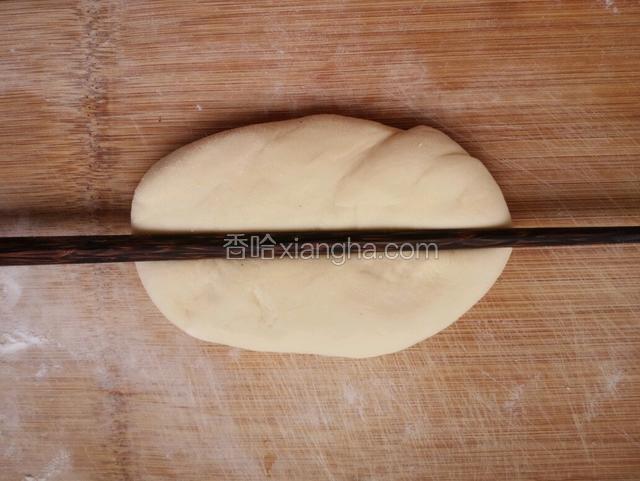 用筷子在面片中间压一道痕迹