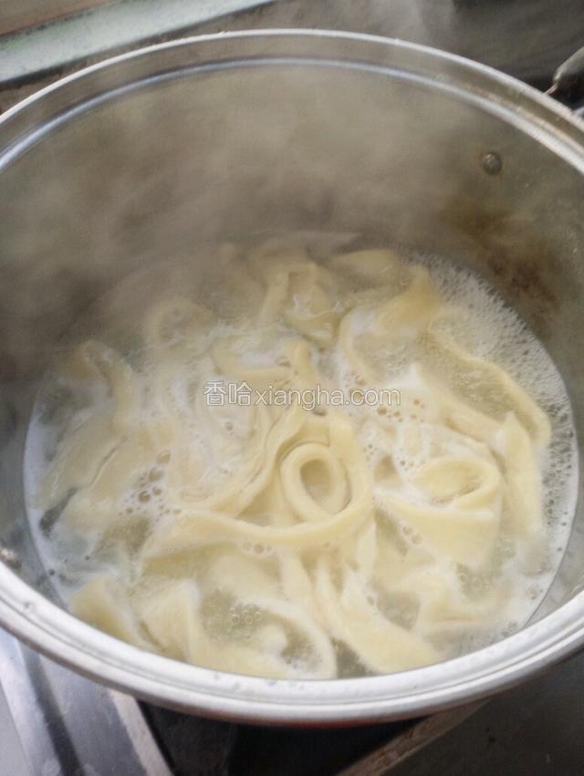  直接把拉好的面条下进过了煮。