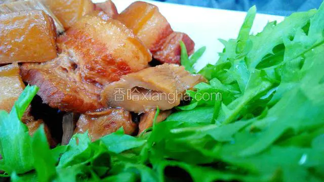 笋干浸满了肉香，肉块肥而不腻，我去盛米饭了~