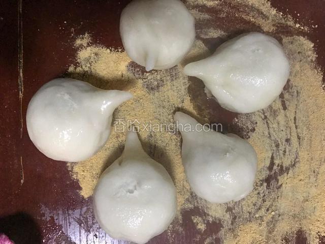 蒸熟翻在有豆粉上面防止粘连