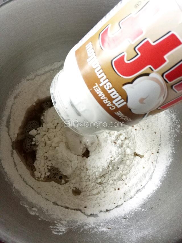 为了增加发糕柔软湿润的口感加入10克焦糖味的fluff。没有的朋友可以不加。