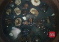 香菇枸杞排骨汤的做法图解2