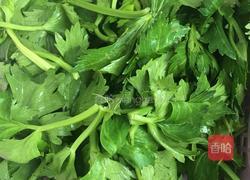 蒸芹菜叶的做法图解1