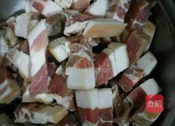 红烧肉炖土豆的做法图解1