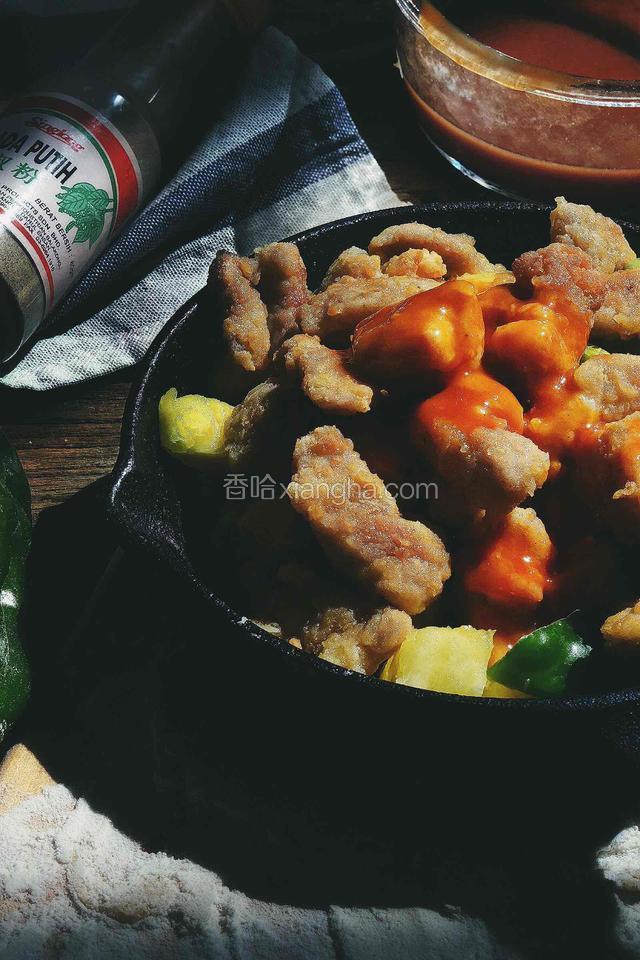 再将酱汁材料倒入，小火炒至肉熟 酱汁变稠，出锅即可