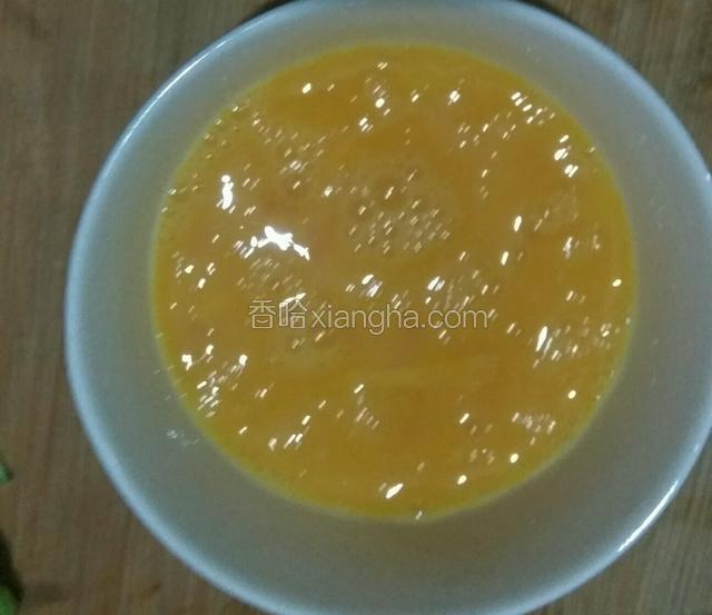 鸡蛋加适量盐搅匀。