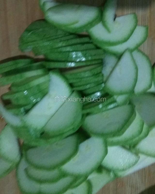 西葫芦切去蒂，从中间切开，在切薄片。