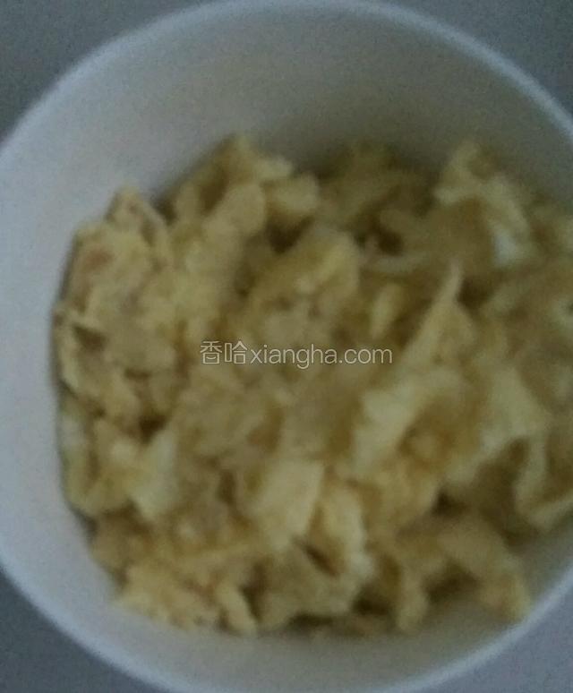 开火，放适量油，把鸡蛋入锅炒熟。