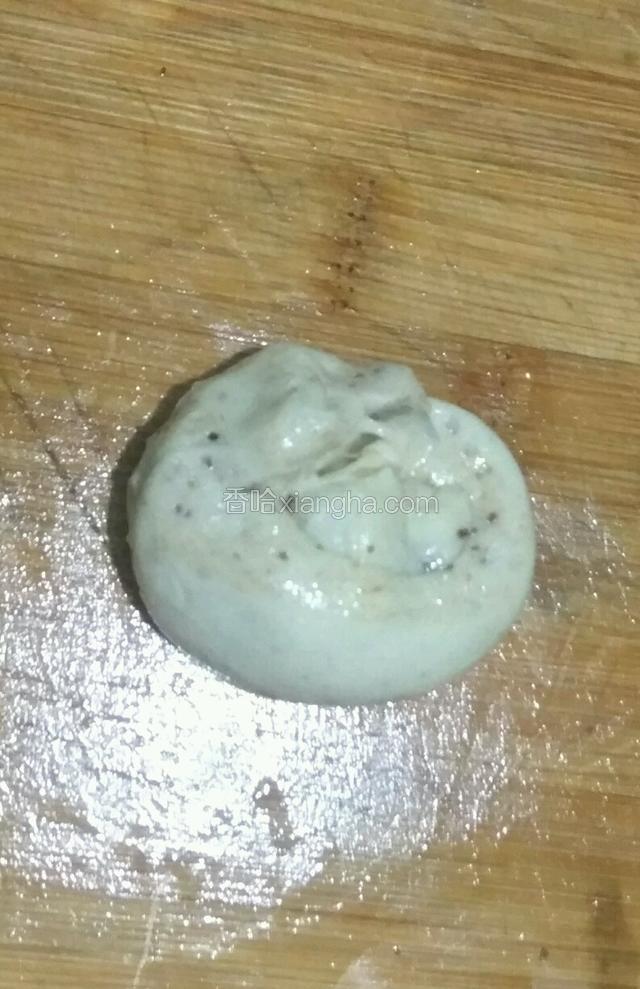 把面挤立起来，摁下去成圆形。