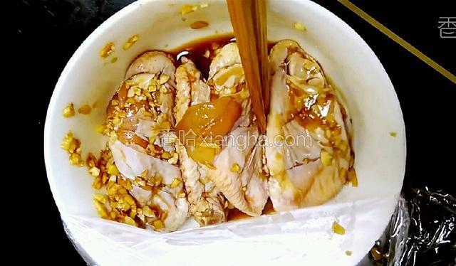 两小时后放面一次，使翅中均匀入味。