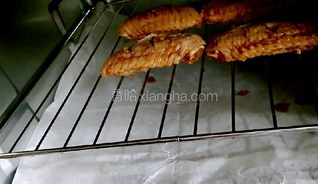 烤箱热后，把翅中放进烤箱，摆开。定时烤二十分钟。