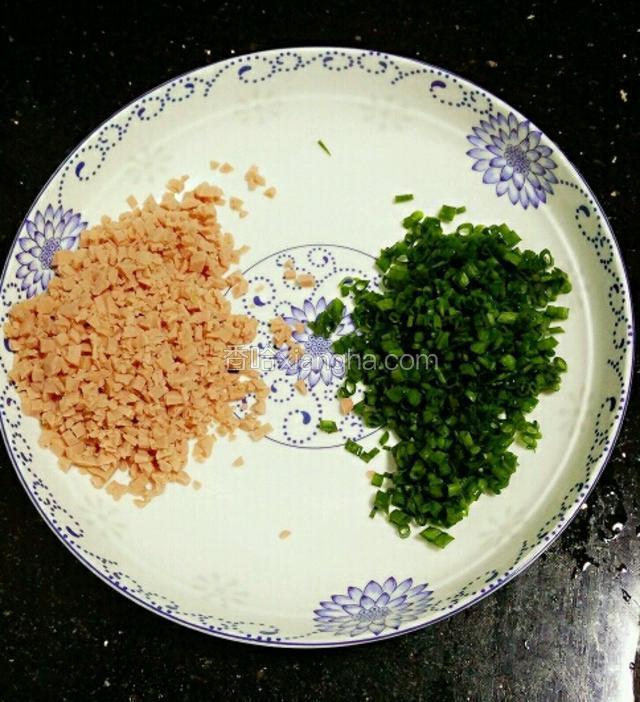 把葱、火腿切碎，尽量碎些。