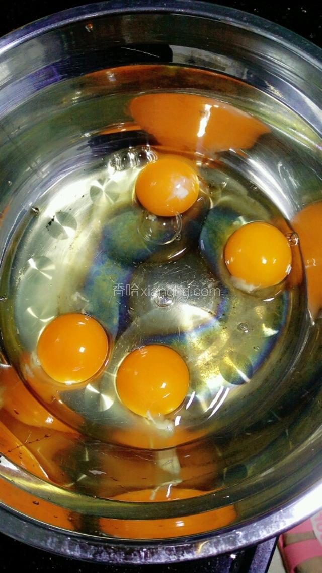把蛋打入无水容器中。