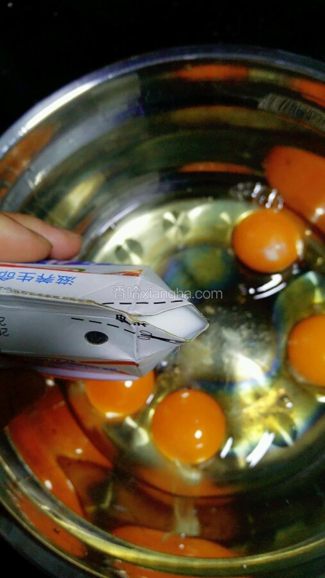 加入盐、牛奶，盐随口味而定。