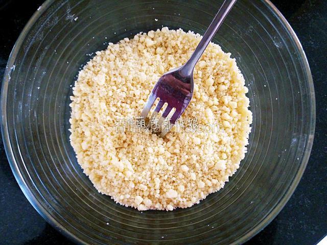 香酥粒的制作：黄油30g室温软化，加入细砂糖30g用刮刀拌匀，再筛入7低筋面粉70g，用双手搓成粒或用叉子叉成粒即可。

用了多余的香酥粒装保鲜袋放冰箱冷冻室冷冻保存，随用随取，做蛋糕面包之类的撒一点在表面，可以提升一个口感！

记得是冷冻！不是冷藏哦！