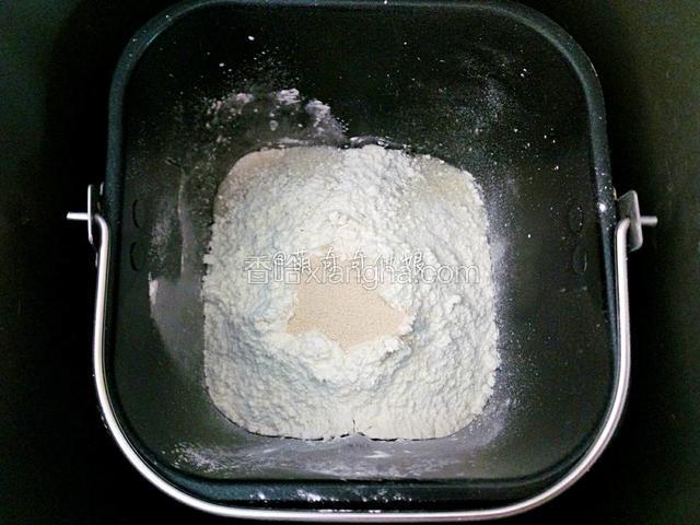 面包材料除黄油外加入面包桶，先液体后粉类，酵母挖个坑放中间。