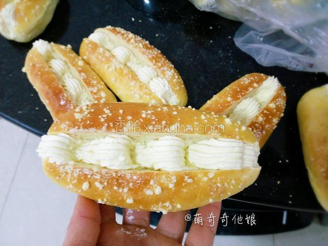 挤上奶油霜，有间隔地挤四个即可，如图。这里的奶油霜大概可以挤7个面包，具体的要根据你挤的量的多少来决定。