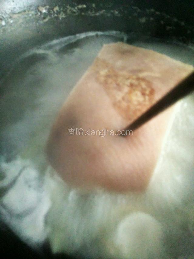 锅添清水，放葱二寸段，姜片三片，料酒，大料2瓣，桂皮2小段，大火煮肉，至肉皮用筷子可扎透，肉无血水时捞出。肉汤盛出备用。