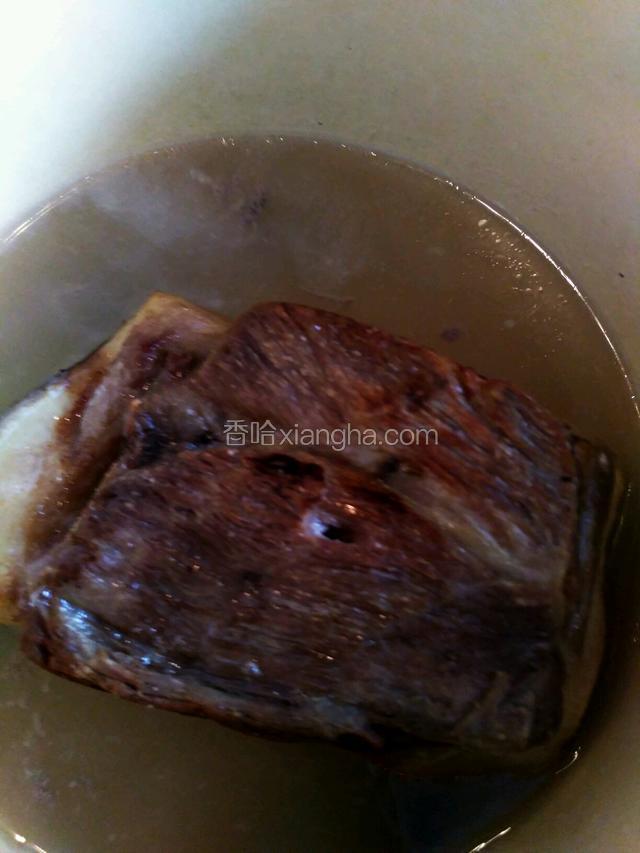 肉皮朝下放煮肉的汤里浸泡。